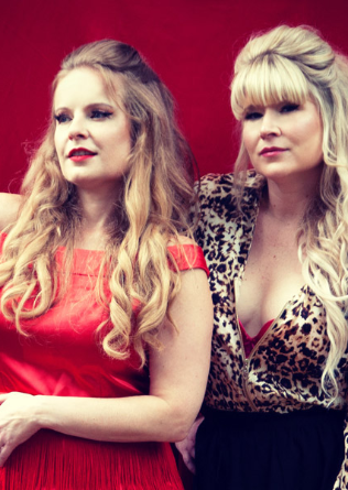SIDE PONY: Alice Wallace & Caitlin Cannon with band en Santander 